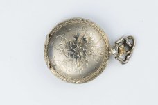 Umhängeuhr (selbe Uhr wie vorher), mechanischer Handaufzug, mit Federdeckel, ca. 1970, 35 €